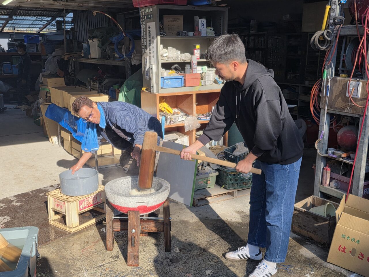 社員による餅つきの様子