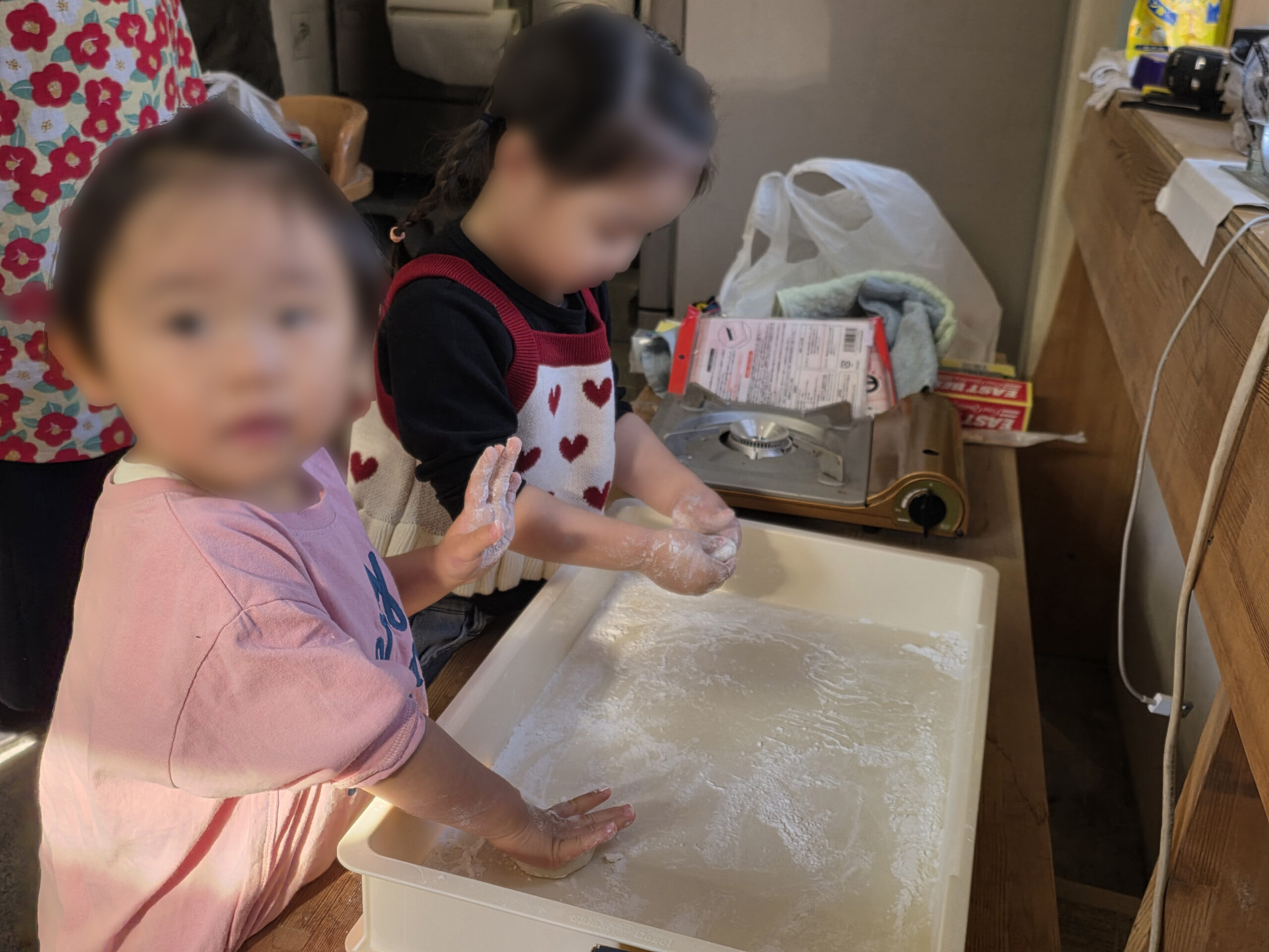 お餅を丸める子供たち